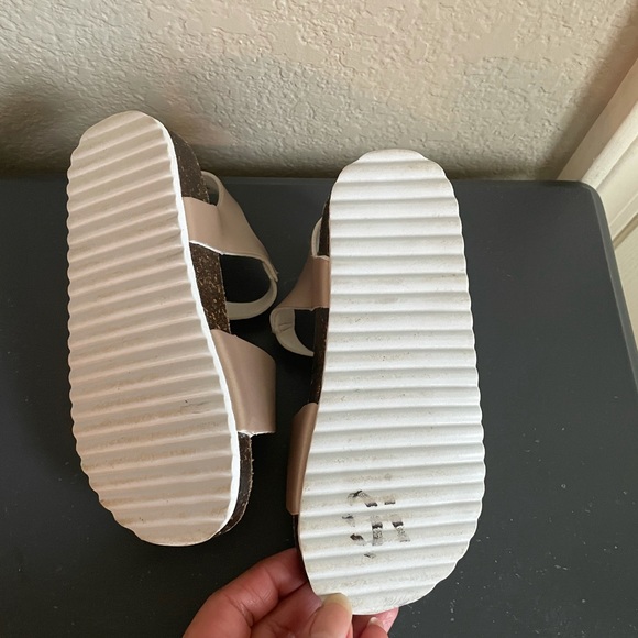 *new* toddler sandals - Picture 3 of 3